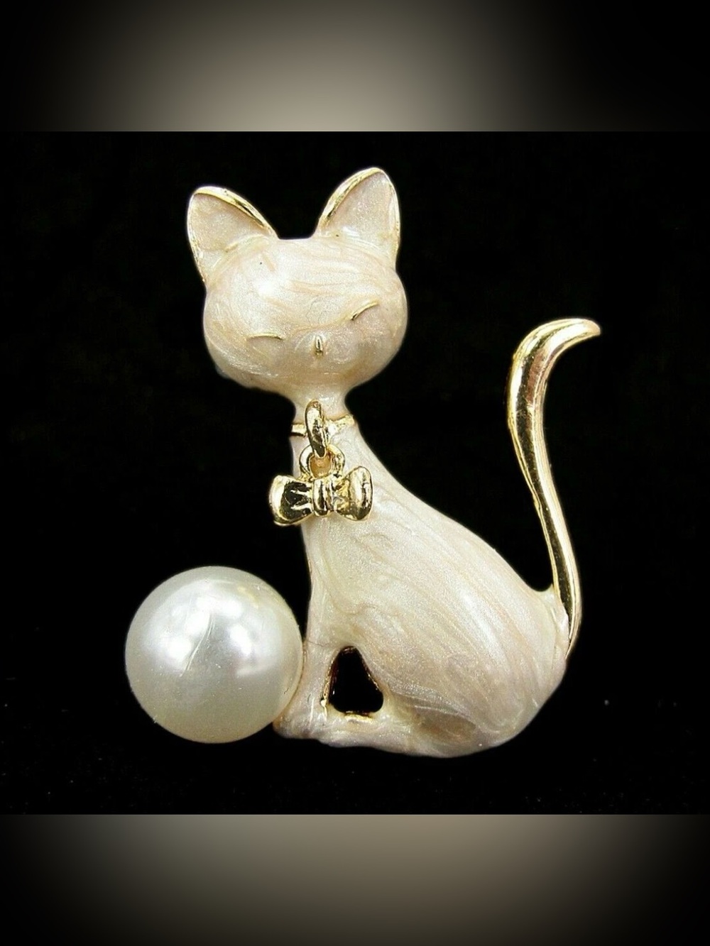 Cute Cat fashion brooch pin with pearl in beige enamel and gold color - NEW
